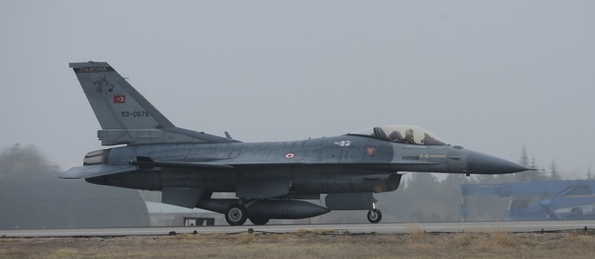 Un F-16 turc. A Bruxelles, le secretaire general de l'Otan, Jens Stoltenberg, a  denonce lundi les "violations inacceptables de l'espace aerien turc par  des avions de combat russes" et a convoque en urgence les 28 allies pour  une reunion du Conseil de l'Atlantique nord lundi soir.