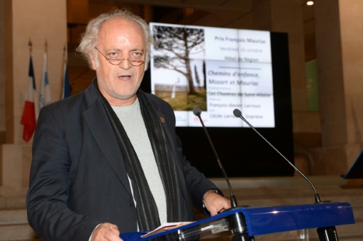 L'ecrivain Alain Borer recoit le Prix Francois Mauriac pour son livre "De quel amour blessee", le 16 octobre 2015 a Bordeaux
