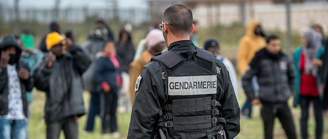 l'Etat depense 1,5 million d'euro par an pour transporter sous escorte policiere les migrants du Nord vers le reste de la France.