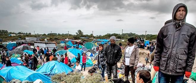 La maire de Calais, Natacha Bouchart (Les Republicains), a evoque lundi la presence de l'armee afin de surveiller la "jungle" de Calais ou vivent pres de 6 000 migrants.