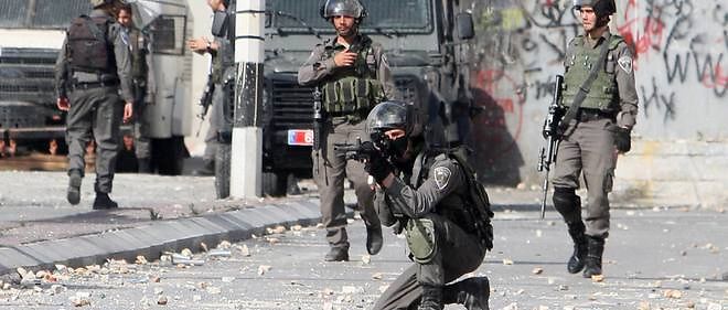 Des soldats israeliens surveillent l'entree de la ville de Bethleem le 6 octobre dernier.