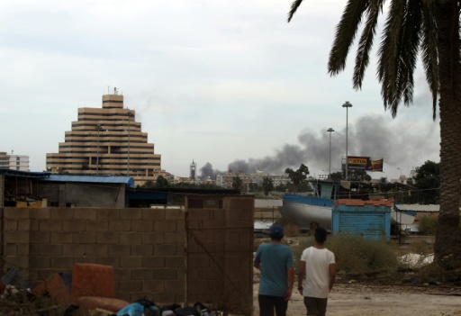 De la fumee s'eleve de batiments dans le centre-ville de Benghazi, dans l'est de la Libye, le 20 octobre 2015, apres un bombardement