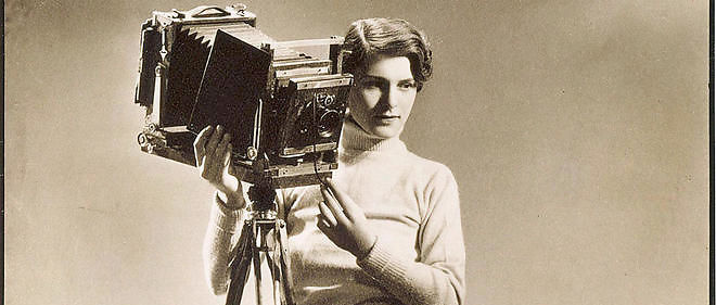"Self portrait with Camera" (vers 1933) de l'Americaine Margaret Bourke-White (1904-1971).