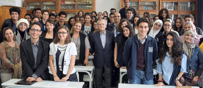 Le president du jury du Goncourt, Bernard Pivot, pose au milieu des etudiants du lycee Bourguiba de Tunis, le 26 octobre.