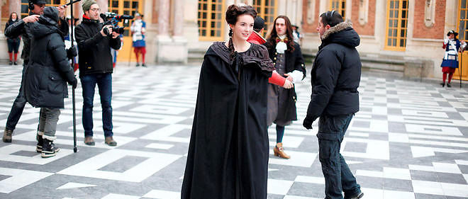 L'actrice Maddison Jaizani lors du tournage de la serie "Versailles", en fevrier dernier, dans le chateau mondialement connu. 