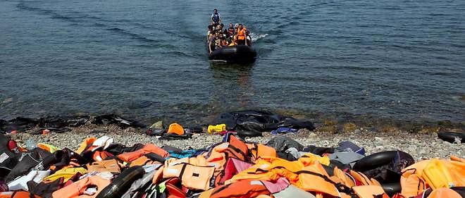 Des migrants arrivant le 10 septembre 2015 sur les cotes de l'ile grecque de Lesbos, apres avoir traverse la mer Egee depiuis la Turquie.
 