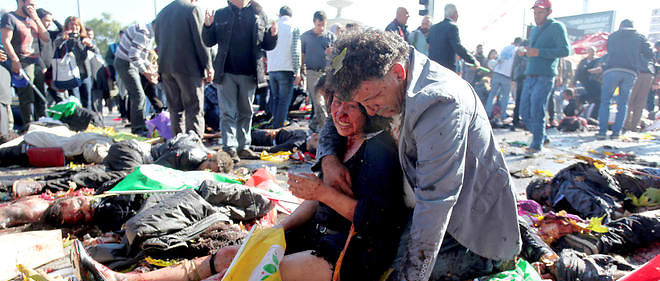 Une femme reconfortee par un homme apres l'attentat qui a touche la Turquie le 10 octobre 2015. Image d'illustration.