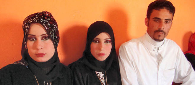Abdul Rahman al-Obeidi, un Irakien de 22 ans et ses deux epouses de 17 et 21 ans.  