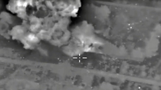 Capture d'écran d'une vidéo diffusée par le ministère russe de la Défense le 14 octobre 2015, et montrant une explosion suite au bombardement par l'aviation russe d'une installation de l'EI près d'Alep © Ho RUSSIAN DEFENCE MINISTRY/AFP/Archives