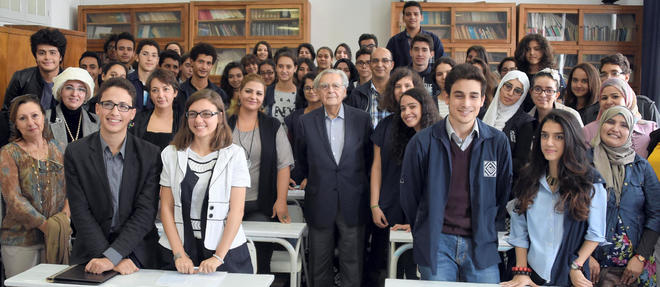 Le president du jury de l'Academie Goncourt, Bernard Pivot, pose avec une classe d'eleves, en Tunisie. 