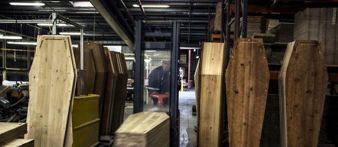 Des cercueils sont fabriques dans une usine, le 29 octobre 2012 a Reyrieux (Rhone-Alpes)