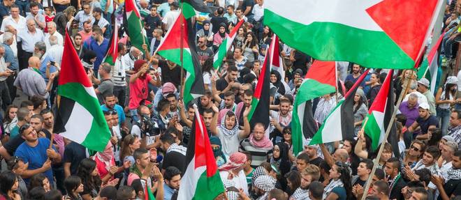 Des Arabes israeliens defilent avec des drapeaux palestiniens, le 13 octobre 2015.