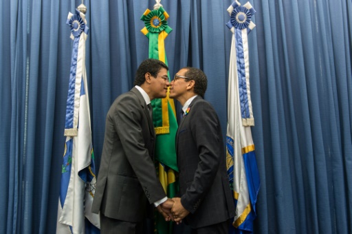 Claudio Nascimento (d), un militant LGBT, et Joao Silva après leur mariage devant la cour de justice à Rio de Janeiro le 8 décembre 2013, lors d'une mariage de masse de 130 couples © Yasuyoshi Chiba AFP/Archives