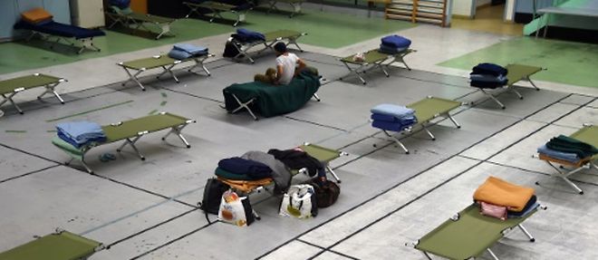 Des lits de camp dans un gymnase a Paris ou les sans abri peuvent passer la nuit, le 28 decembre 2014