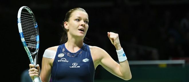 La Polonaise Agnieszka Radwanska, celebre sa victoire en demi-finales du Masters face a l'Espagnole Garbine Muguruza, le 31 octobre 2015 a Singapour