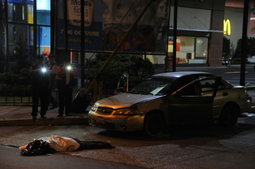 Le corps d'un membre du gang "Mara 18"  tué lors de heurts avec la police à Guatemala City le 1er octobre 2015 © Johan Ordonez AFP/Archives