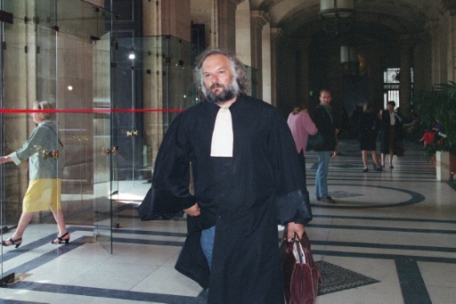 Me Bernard Ripert, avocat du groupe Action Directe, arrive au palais de Justice de Paris, le 2 mai 1994 © Michel Gangne AFP/Archives