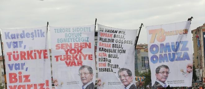 Des partisans du Premier ministre turc Ahmet Davutoglu, lors d'un rassemblement a Ankara, le 31 octobre 2015 a la veille des elections legislatives