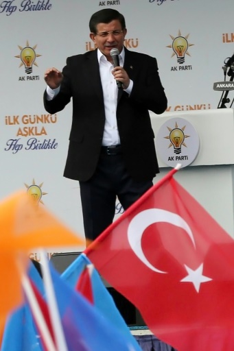 Le Premier ministre turc Ahmet Davutoglu s'adresse à ses partisans lors d'un rassemblement à Ankara, le 31 octobre 2015 à la veille des élections législatives © ADEM ALTAN AFP