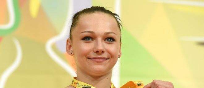 La Russe Maria Paseka pose avec sa medaille d'or au sol lors des Championnats d'Europe de gymnastique, le 18 avril 2015 a Montpellier