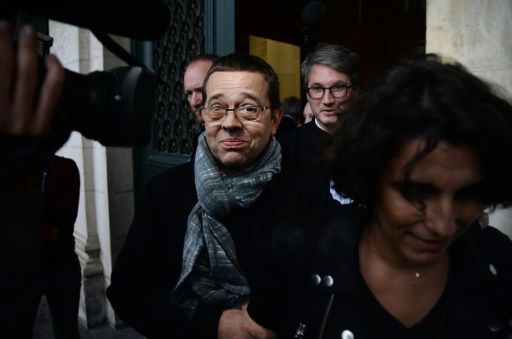 L'ex-urgentiste Nicolas Bonnemaison (c) quitte le tribunal de Nantes à l'issue de son procès en appel, le 24 octobre 2015 © JEAN-SEBASTIEN EVRARD AFP