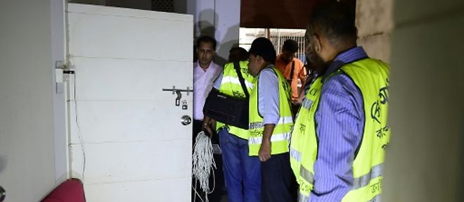 La police sur les lieux de l'attaque d'Ahmedur Rashid Chowdhury Tutul, Tarik Rahim et Ranadipam Basu a Dhaka, le 31 octobre 2015