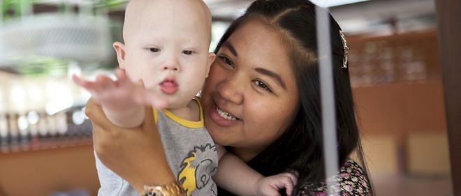 Gammy, le bebe trisomique abandonne a sa naissance par le couple australien Farnell a sa mere porteuse (Pattaramon Chanbua), dans la nouvelle maison familiale a Chonburi, Thailande. 