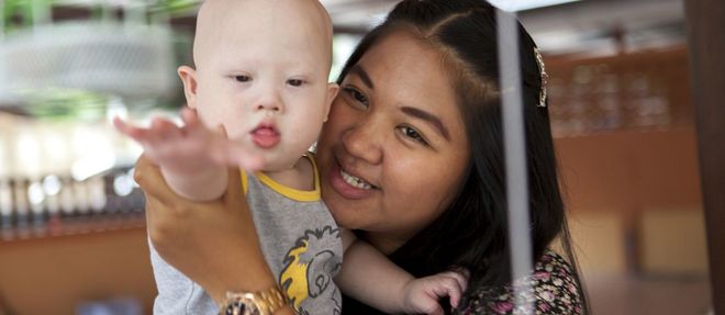 Gammy, le bebe trisomique abandonne a sa naissance par le couple australien Farnell a sa mere porteuse (Pattaramon Chanbua), dans la nouvelle maison familiale a Chonburi, Thailande. 