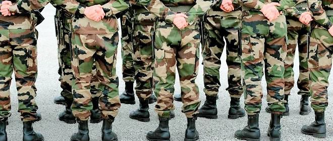 Des soldats du 8e Regiment parachutiste d'infanterie de marine. Les effectifs de la defense ont diminue de moitie entre 1990 et 2009.