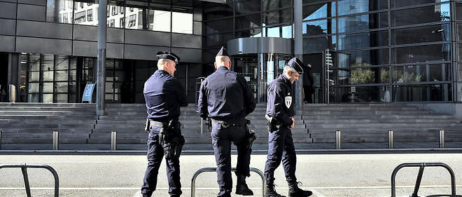 La police securise l'entree du tribunal de Grenoble, ou doit s'ouvrir le proces des 12 meurtriers presumes de Kevin et de Sofiane, lynches en septembre 2012.