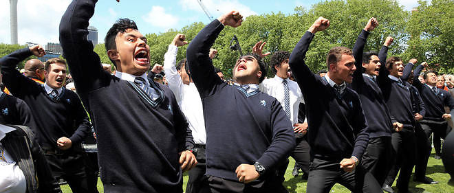 Des etudiants effectuent un haka pour accueillir les All Blacks a Auckland le 4 novembre. 