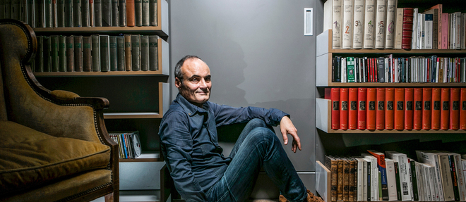 Philippe Val, photographie ici a son domicile, le 31 octobre, revient sur l'histoire de Charlie Hebdo, qu'il a partagee, et tacle les derives de la gauche, sa famille politique.