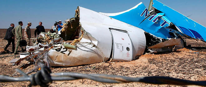 Les fragments de l'Airbus A321 qui devait effectuer la liaison Charm el-Cheikh-Saint-Petersbourg.