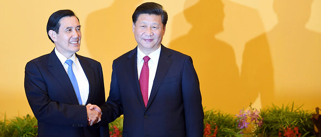 Les presidents chinois et taiwanais ont echange samedi une poignee de main historique.