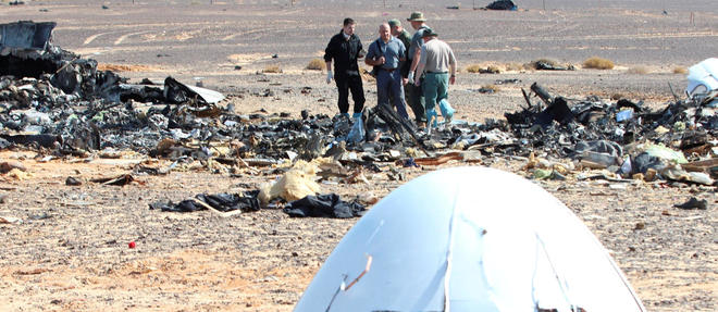 Des officiels russes inspectent les debris de l'avion de ligne russe qui s'est ecrase dans le Sinai, samedi 31 octobre.