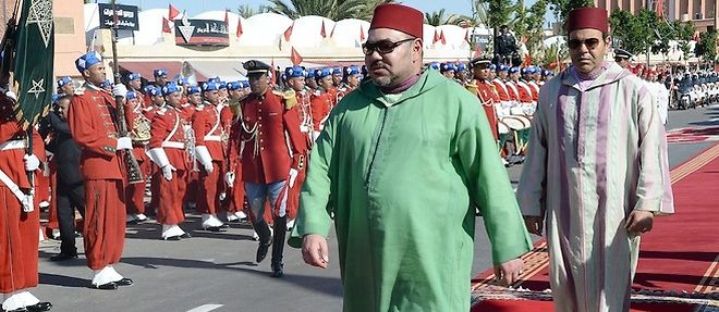 Le roi Mohammed VI du Maroc, en compagnie de son frere le prince Moulay Rachid, a Laayoune avant la ceremonie de signature de projets pour les provinces du Sud dans le Sahara marocain.