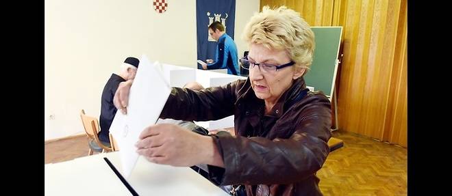 Une femme votant aux elections legislatives, photo d'illustration.