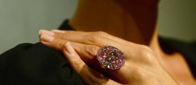 Une mannequin presente le diamant "Pink Star" a New York le 1er novembre 2013