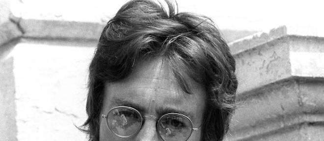 John Lennon pose a Cannes le 17 mai 1971