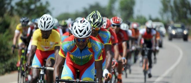Le peloton du Tour du Faso sur les routes de la 2e etape entre Yako et Ziniare, le 31 octobre 2015