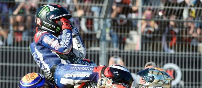 Le pilote Yamaha Jorge Lorenzo porte en triomphe apres son sacre au GP moto de Valence, le 8 novembre 2015