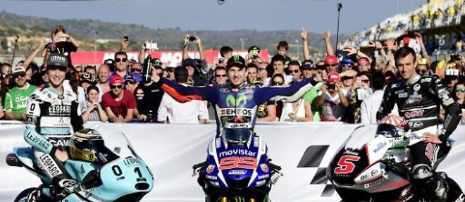 L'Espagnol Jorge Lorenzo (c) pose sur sa Yamaha apres le GP de Valence, categorie MotoGP, le 8 novembre 2015