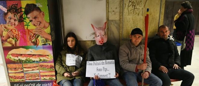 Des manifestants expriment leur colere contre la classe politique roumaine, le 7 novembre 2015 a Bucarest