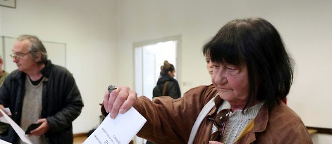 Une electrice depose son bulletin de vote dans l'urne a l'occasion des legislatives, le 8 novembre 2015 a Zagreb