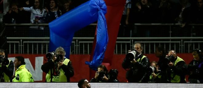 L'attaquant de Lyon Alexandre Lacazette celebre le 2e de ses 3 buts contre Saint-Etienne, le 8 novembre 2015 au stade  de Gerland