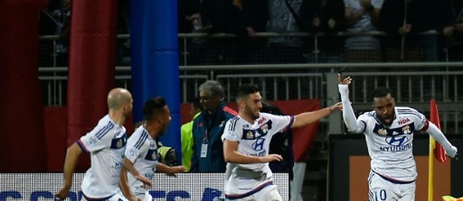 Les joueurs de l'OL exultent apres un but inscrit par Alexandre Lacazette contre Saint-Etienne, le 8 novembre 2015 au stade de Gerland