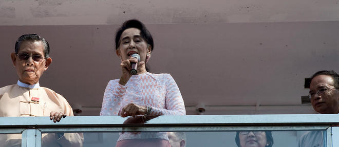 Si son parti revendique la victoire aux legislatives birmanes, Aung San Suu Kyi estime qu'il "est un peu tot pour feliciter" les candidats de la Ligue nationale pour la democratie presumes victorieux.