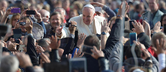 Le pape Francois au milieu de la foule le 11 novembre. Image d'illustration.