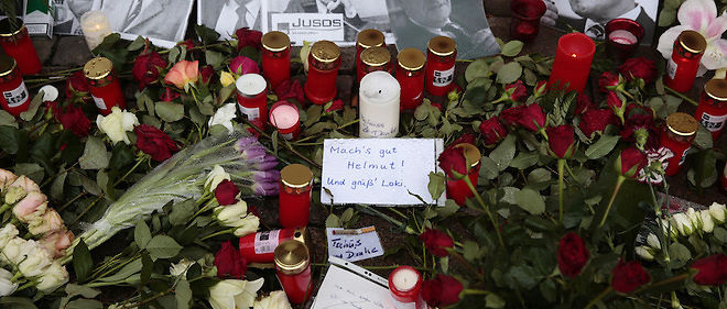 Fleurs, bougies et photographies ont ete deposees devant l'hotel de ville de Francfort, ville natale de l'ancien chancelier Helmut Schmidt, qui s'est eteint le 10 novembre a l'age de 96 ans.