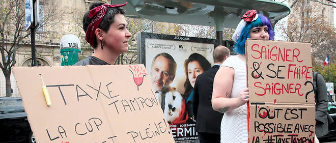 Plusieurs dizaines de feministes ont manifeste mercredi a Paris autour de tampons geants macules de rouge.